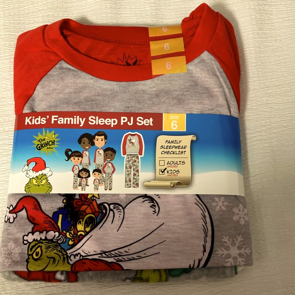 Kid’s sleep pj set with the grinch size 6.